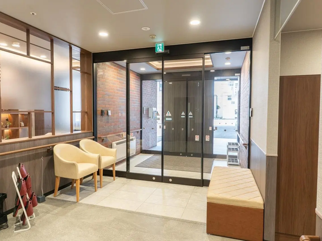 エントランス 明るいエントランスには、来館者がすぐわかるよう事務室の受付があります。ご来館やお帰りの際に事務スタッ
フとのコミュニケーションが容易となり、ご家族様との一体的なケア提供に取り組んでおります。