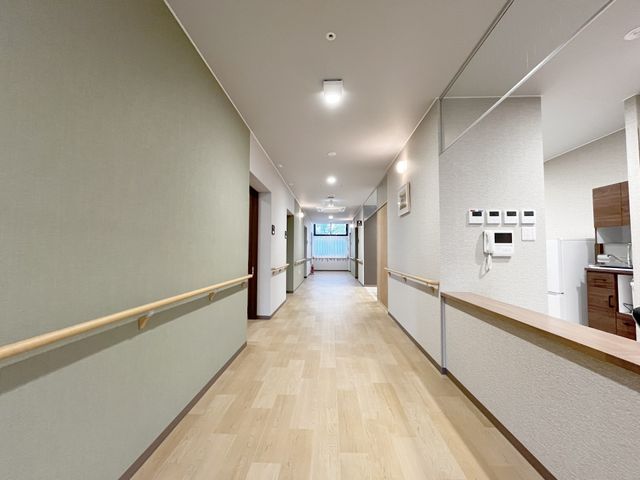 手すり付きの廊下 廊下 手すりが設置された明るく広い通路です。移動が快適にできるように配慮されています。