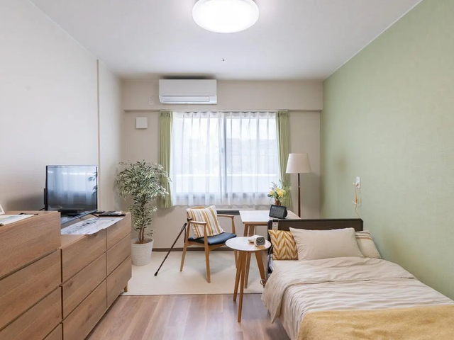 モデルルーム 約11畳のお部屋に、介護ベッド、エアコン、洗面台、収納、温水洗浄機能付トイレ、ケアコールを完備。全
室個室です。家具のお持ち込みもできるため、今までと同じような雰囲気で過ごすことができます。