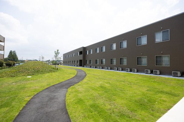 広々とした庭の中庭