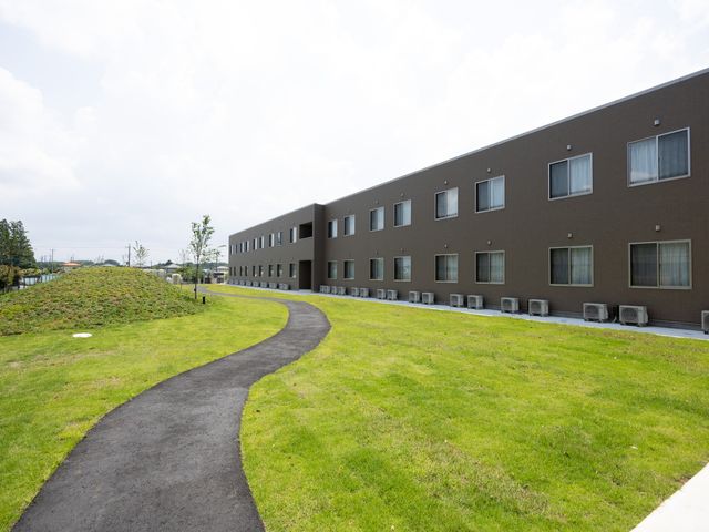 広々とした庭の中庭 中庭 広大な緑の庭園は、散歩やリフレッシュに最適な環境です。