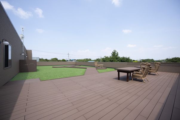 広々とした屋外テラス