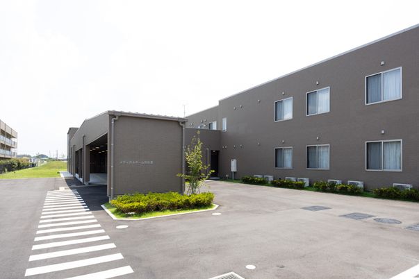 広い駐車場の外観