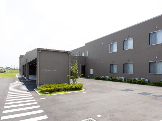 広い駐車場の外観 外観 シンプルな建物の前に広い駐車スペースがあり、アクセスしやすさが考慮されています。