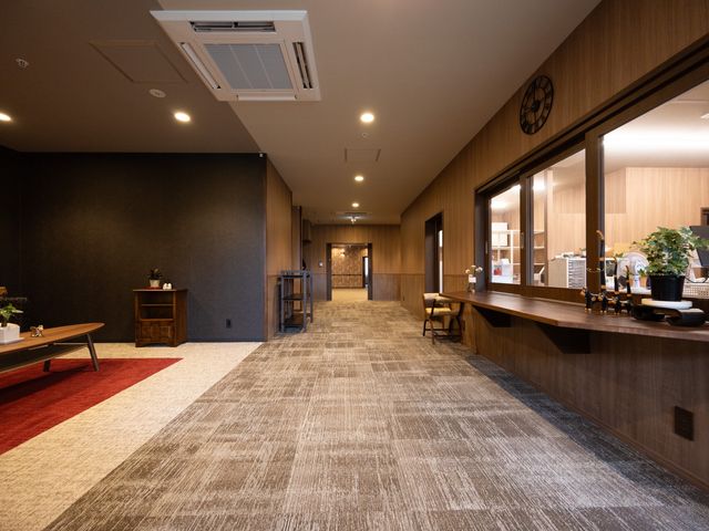 くつろげる廊下 廊下 温かみのある廊下には、ラウンジや移動しやすいスペースが広がっています。