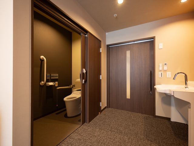 使いやすいトイレ トイレ 手すりの設置されたトイレは、安全性を考慮した設計です。広い洗面スペースも快適です。