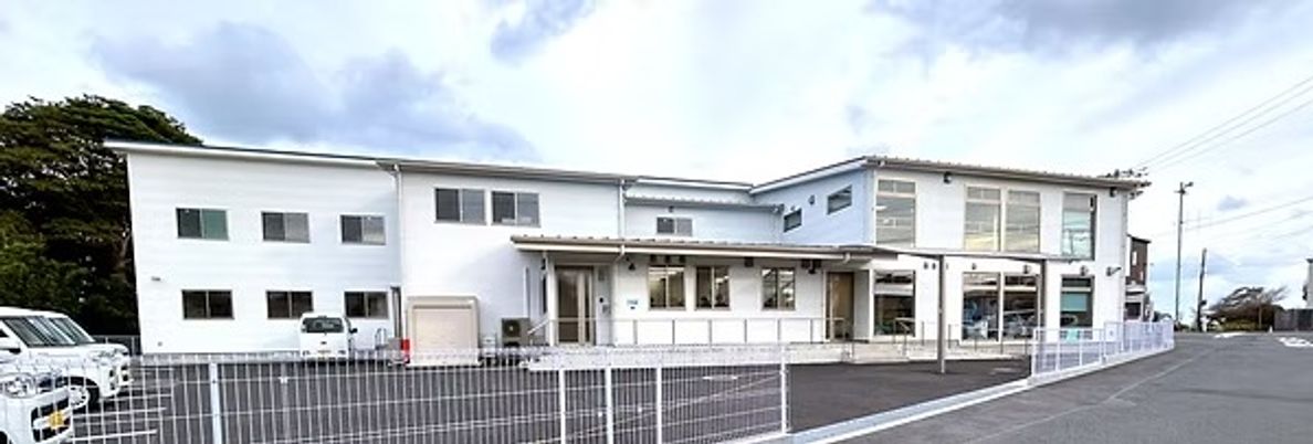白い建物の外観