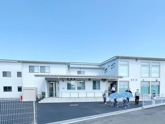 明るい施設の外観