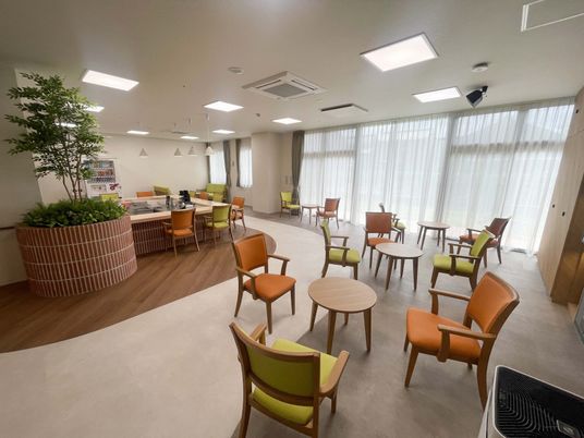 明るいラウンジ