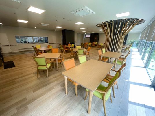 自然光の入るダイニングルーム