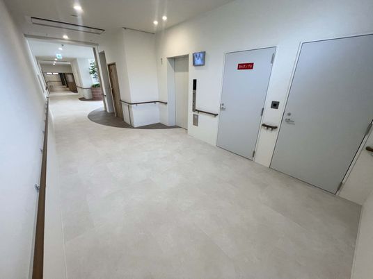 広い明るい廊下