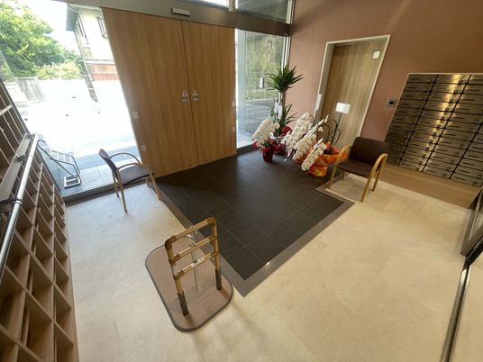 開放された明るいエントランス