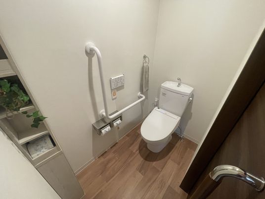 手すり付きのトイレ