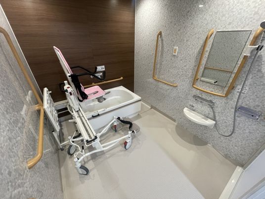 車いす対応の浴室