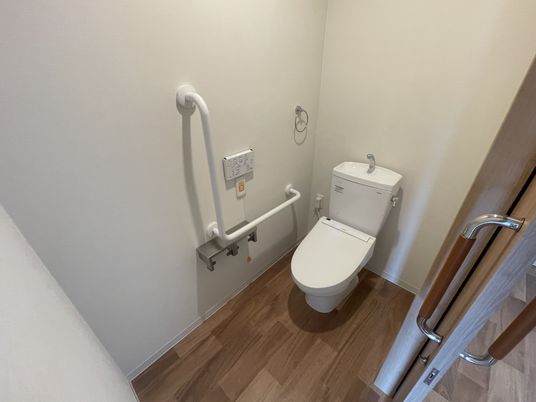 手すり付きの安全なトイレ