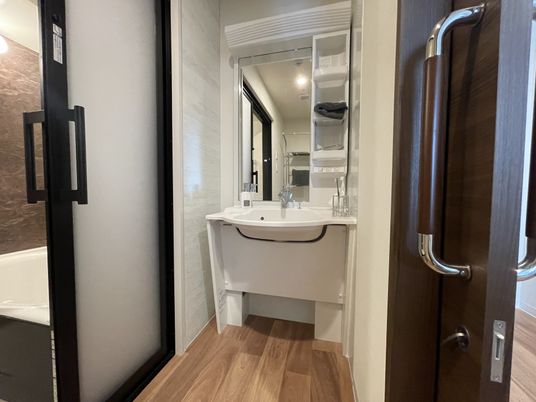 広々と明るい洗面台