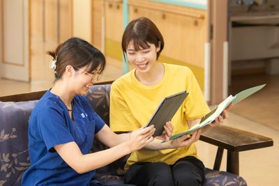 笑顔のスタッフと入居者の室内