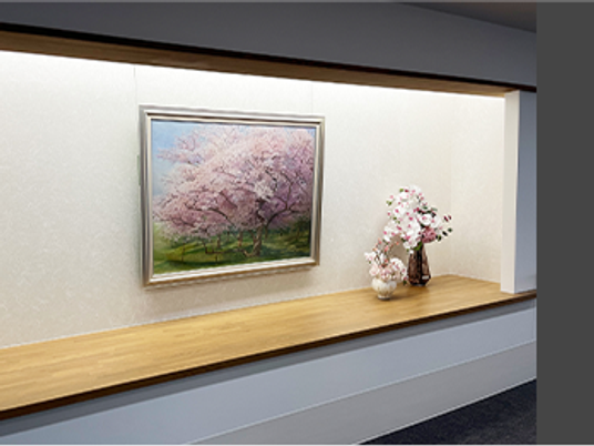 桜の絵がある飾り棚の廊下  