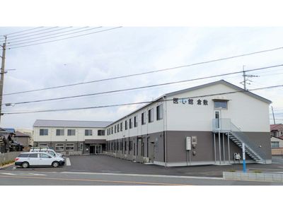 落ち着いた建物の外観