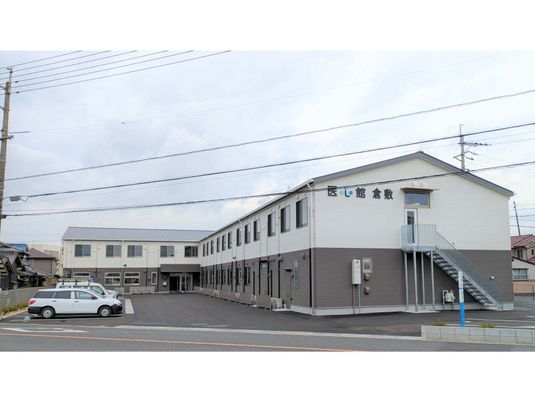 落ち着いた建物の外観