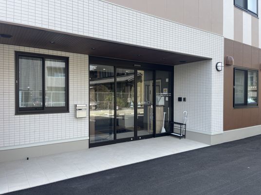 ガラス扉のエントランス
