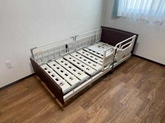 窓際のベッド