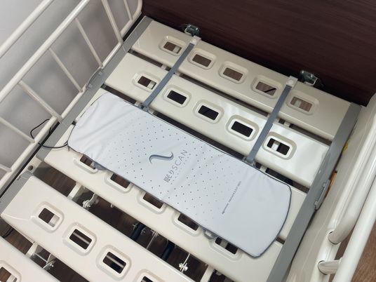 安全機器付きベッド