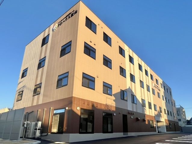 広々とした外観 外観 外壁が整った建物です。陽の光が差し込む清潔感ある施設で働く環境が整っています。