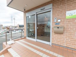 スロープ付きの玄関エントランス