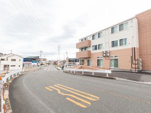 道路沿いの建物外観