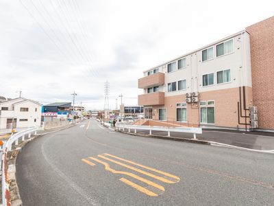 道路沿いの建物外観
