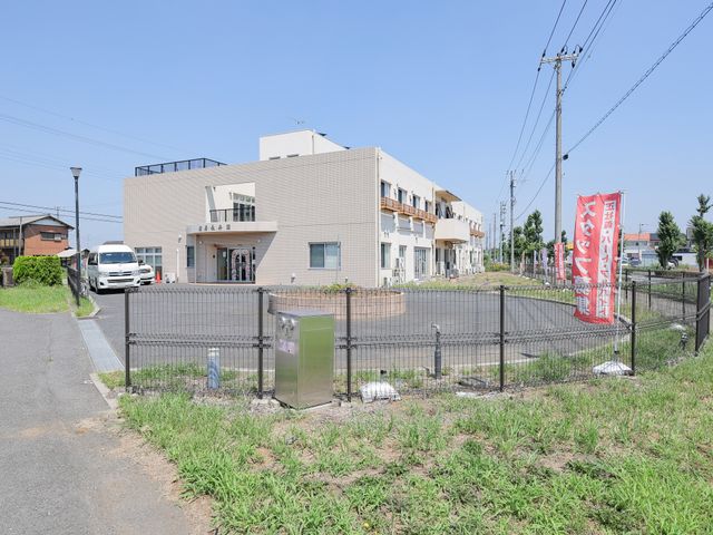 居心地の良い外観 外観 広々とした閑静な環境に佇む明るい建物です。安心して生活できる場所であることが伝わります。