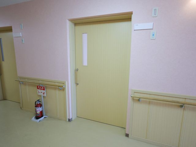 明るい廊下の扉 廊下 木目調の扉が特徴的な廊下は、ゆったりとした造りで落ち着きのある雰囲気を演出しています。