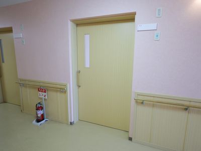明るい廊下の扉