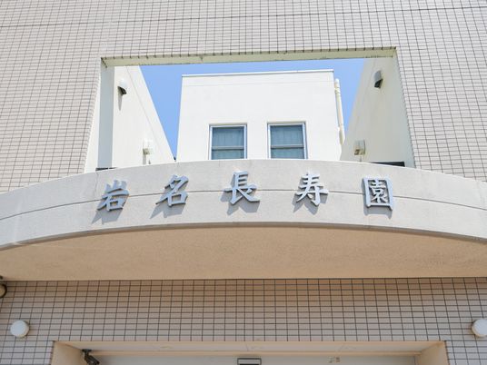 明るい外観のエントランス