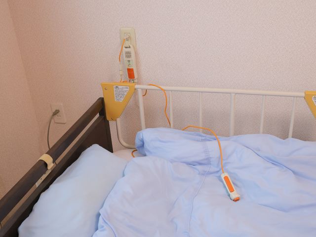 ベッドサイドのコール装置 居室 居室には身近な場所にコール装置が設置されており、安心してお過ごしいただける環境が整っています。