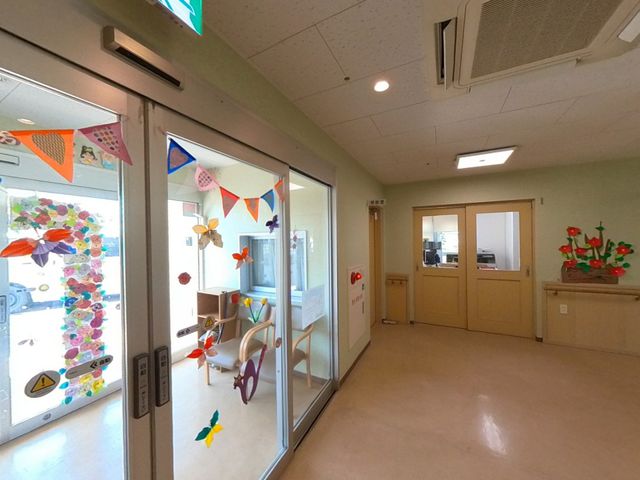 彩り豊かな居室入口 エントランス 彩り豊かな装飾が施された入口が、温かみのある雰囲気を作り出しています。ゆったりとお過ごしいただける空間がここにあります。