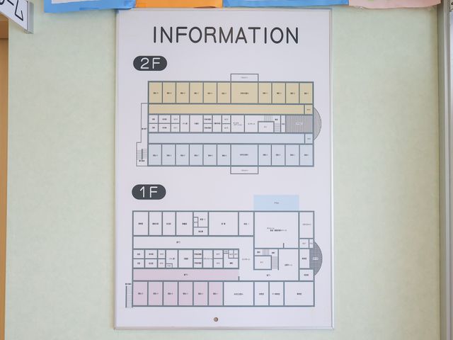 明瞭な施設案内図 案内図 清潔感あふれる案内図には、二階建ての施設レイアウトが色分けされており、各部屋の配置が一目で分かります。