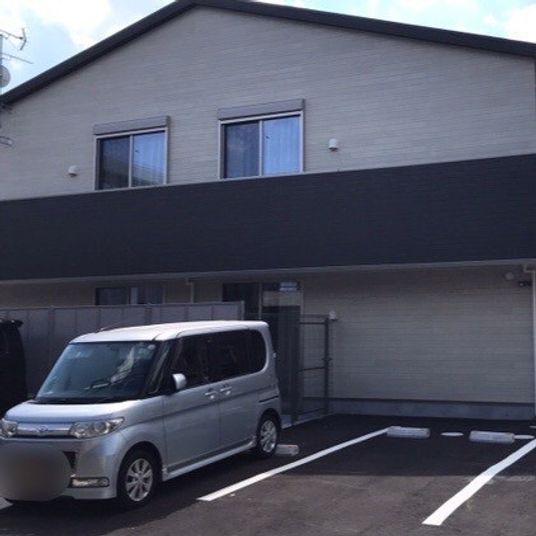 駐車場付き建物外観