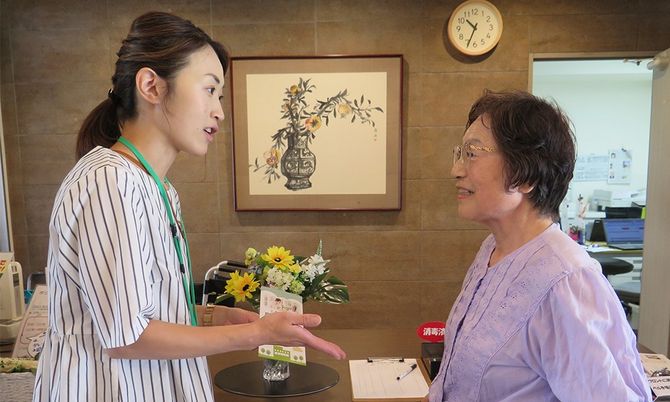 親しげに話す様子の居室