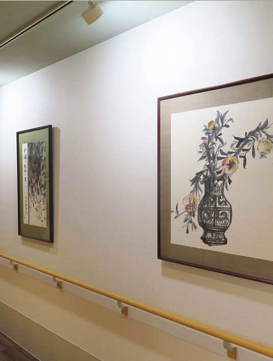 絵画が飾られた廊下