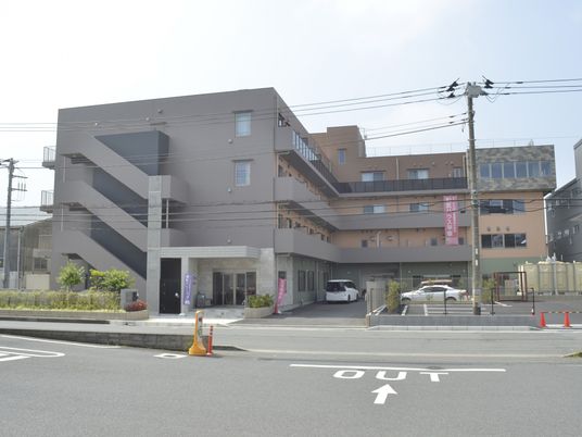 広々とした施設の外観