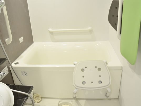 白いバスルーム浴槽