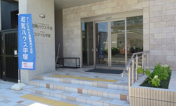 出入口が見えるエントランス