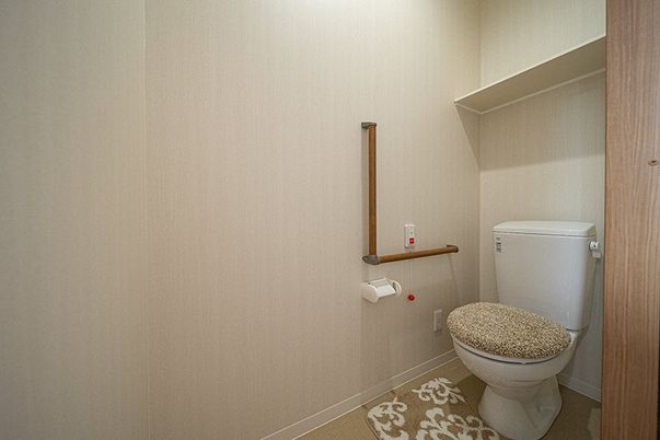 手すり付きのトイレ