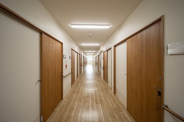 温かな木材の廊下