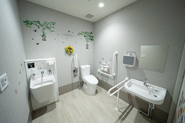 手すりのあるトイレ