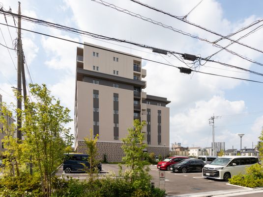 緑に囲まれた建物外観