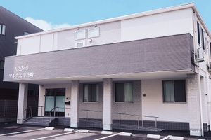 階段付き施設外観