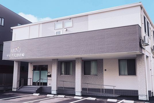 階段付き施設外観